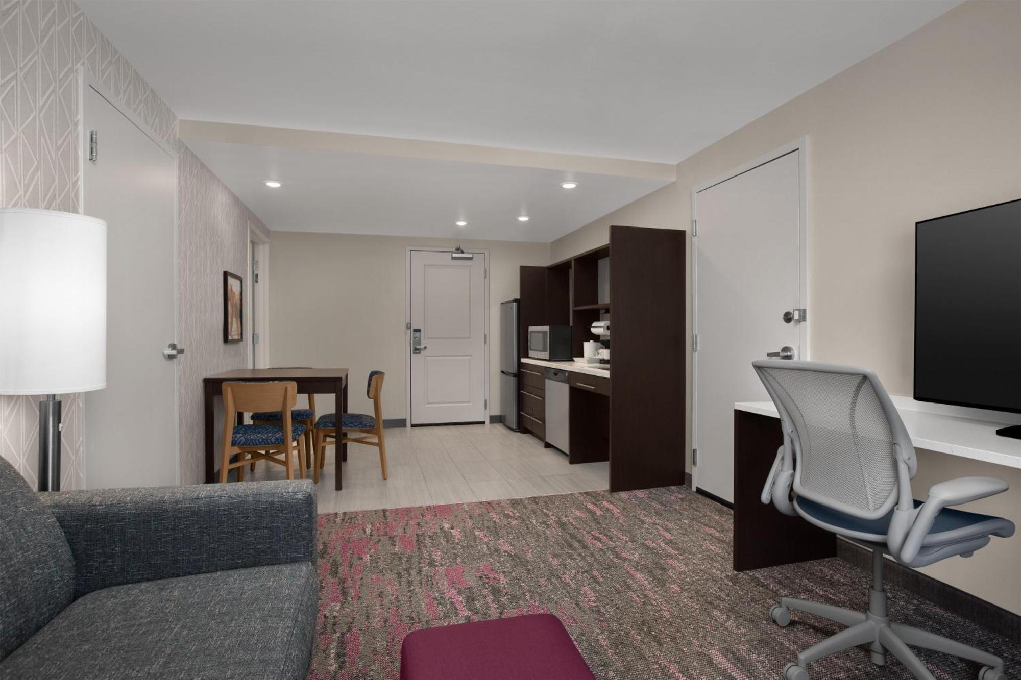 King Suite Mobility Hearing Access or Non-Smoking,1765393686:JPEG